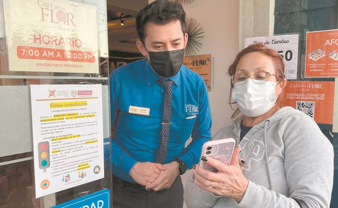 Por disposición oficial, debido al repunte en los contagios de coronavirius, los negocios deben pedir comprobante de vacunación. Foto: Aimee Melo. EL UNIVERSAL