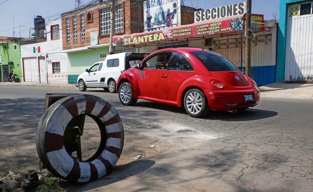 Las vulcanizadoras son las más beneficiadas por los baches, porque todos los días llegan clientes a reparar sus llantas por tantos hoyos, dijo trabajador. Foto: Luis Camacho | El Universal