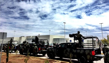 Previo a la llegada de AMLO, un fuerte operativo se observa frente al Hospital de la Mujer en Fresnillo, Zacatecas