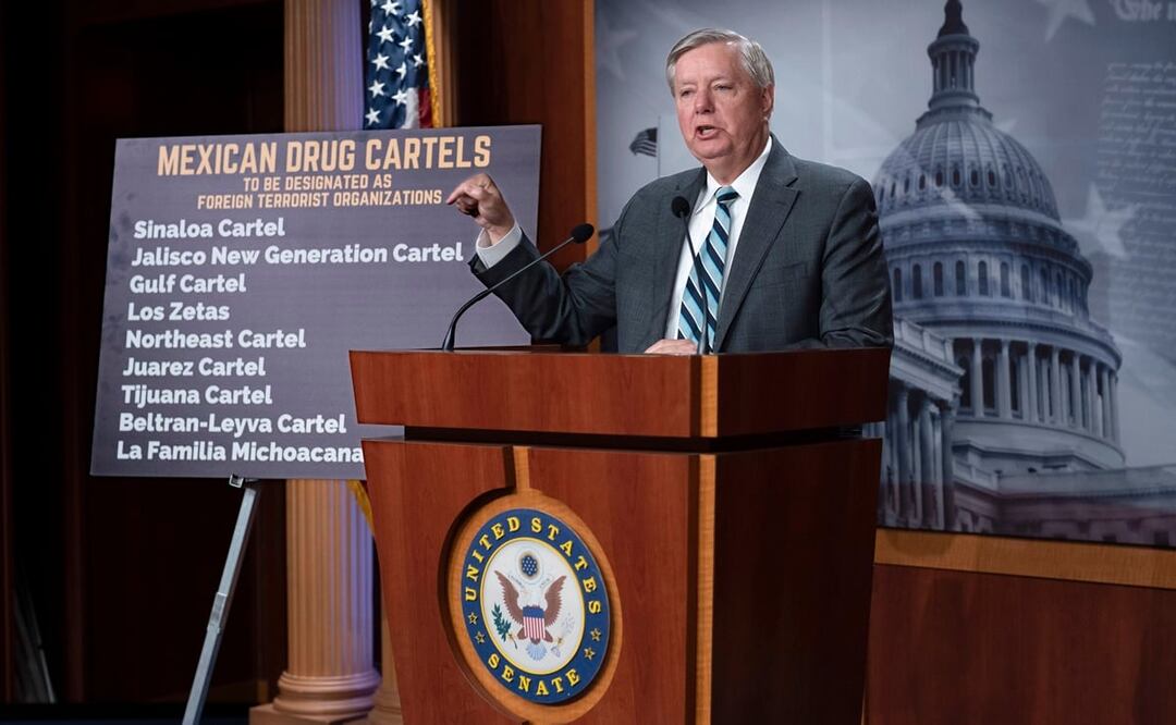 El Senador Lindsey Graham, R-S.C., dice a los periodistas que quiere introducir legislación para combatir los cárteles y pandillas mexicanos. Foto: AP
