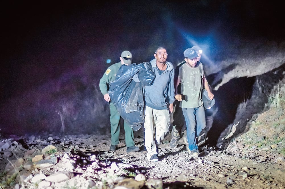 Oficiales de la Patrulla Fronteriza arrestaron el 24 de junio pasado a varios indocumentados en la Sierra de las Ánimas, en Nuevo México (ROBERTO E.ROSALES. AP)