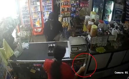 Entra a robar a tienda de abarrotes, pero mujer se defiende con cuchillo en Colima: VIDEO