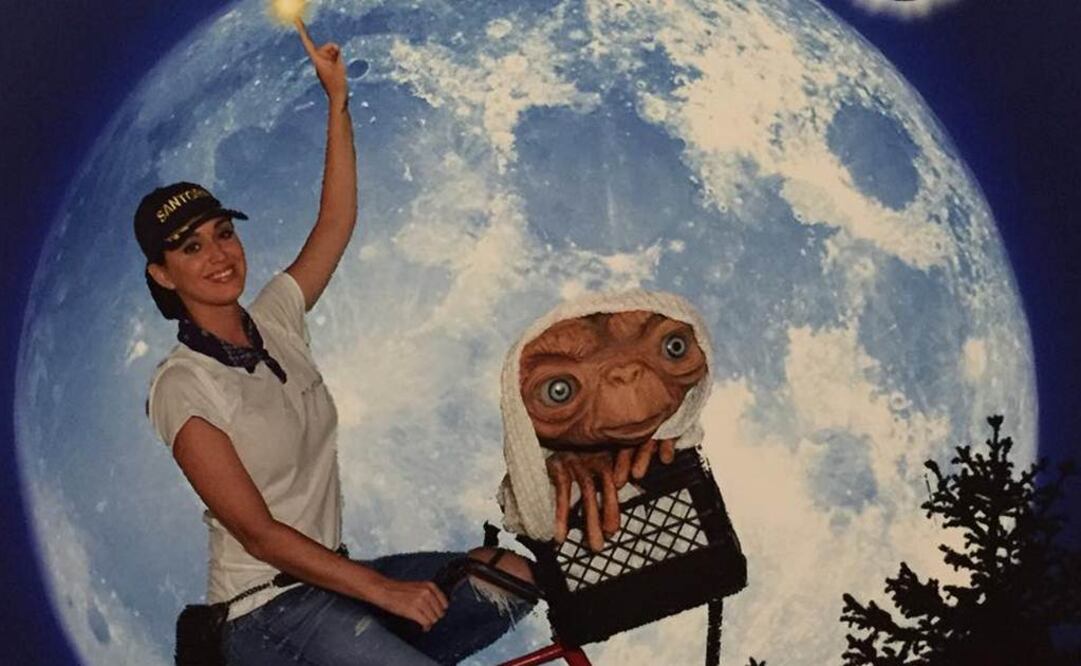La cantante compartió esta imagen con la réplica del recordado extraterrestre E.T.. (FOTO: Instagram katyperry)