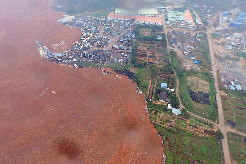 El desprendimiento de tierra fue en un parque industrial en Shenzhen, de la provincia de Guangdong, en el sur de China. Luego del alud explotó un gasoducto de la zona (XINHUA)