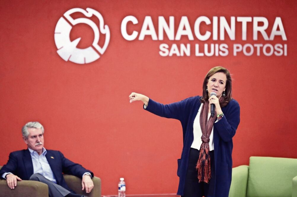 La aspirante presidencial independiente, Margarita Zavala, durante su reu n ió n con empresarios de la Canacintra; les prometió estabilidad en las inversiones. (YUDÍN XOLALPA. EL UNIVERSAL)