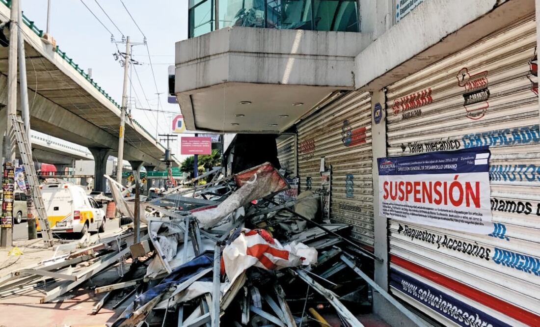 Personal de Protección Civil y de Normatividad trabajaron en las zonas afectadas para retirar las pesadas estructuras, algunas de las cuales tuvieron que ser removidas con grúa. (ESPECIAL)