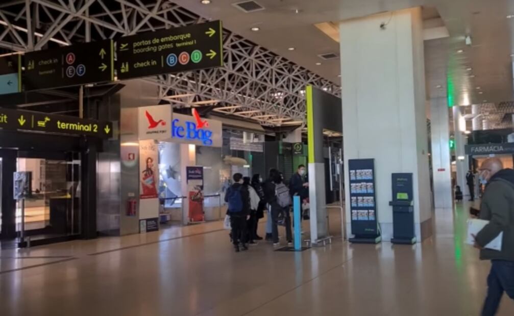 ¿Cómo es el aeropuerto de Portugal al que Salinas llama "central avionera"?