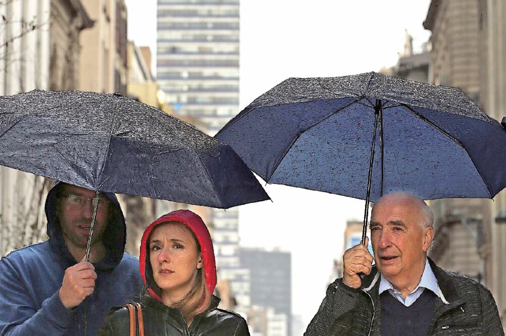 La lluvia y el viento frío sorprendieron a los capitalinos, quienes ayer vivie ro n uno de los fríos más intensos del año. Las bajas temperaturas seguirán (JUAN CARLOS REYES. EL UNIVERSAL)