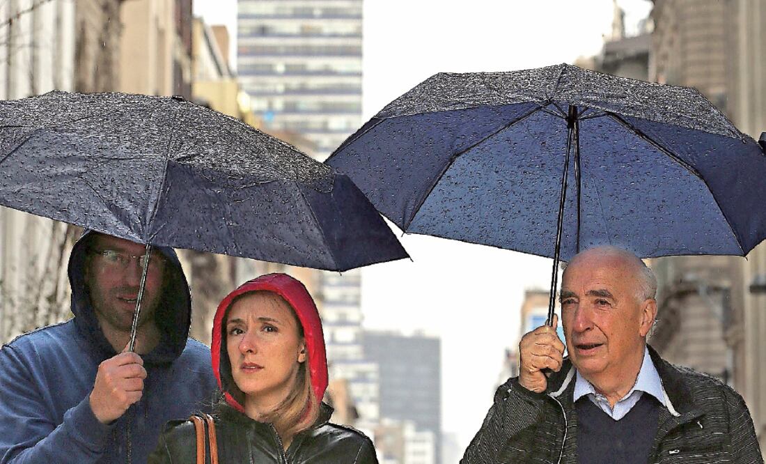 La lluvia y el viento frío sorprendieron a los capitalinos, quienes ayer vivie ro n uno de los fríos más intensos del año. Las bajas temperaturas seguirán (JUAN CARLOS REYES. EL UNIVERSAL)