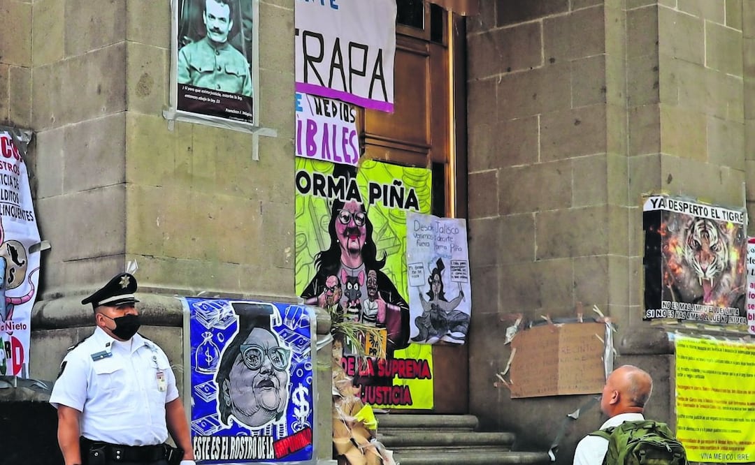 En las afueras de la Suprema Corte hubo manifestaciones contra los ministros, Foto: Hugo Salvador / EL UNIVERSAL