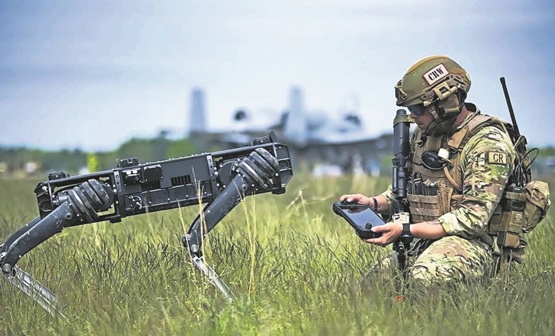 La empresa que fabricó a las máquinas cuadrúpedas, Ghost Robotics, asegura que están sólo para vigilar y rastrear. El perro-robot con batería que dura cuatro horas, debe ser manejado y guiado por un agente a través de un software. Foto: Especial