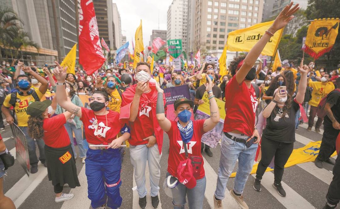 Asistentes a una protesta contra el presidente brasileño, Jair Bolsonaro, en Sao Paulo, el pasado 2 de octubre. Foto: Archivo/ AP.