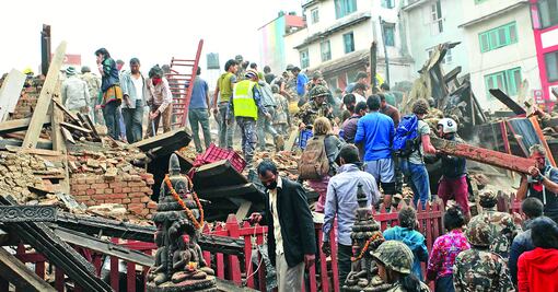 Sismo devasta Nepal; fluye ayuda mundial