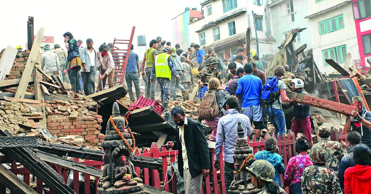 Ciudadanos colaboran en las tareas de rescate en el templo Kasthamandap, en Katmandú, capital de Nepal, tras el terremoto de 7.8 en la escala de Richter, que sacudió ayer al país (PRATAP THAPA / XINHUA)
