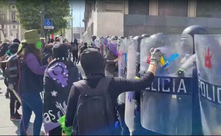 Registran actos vandálicos contra policías por feministas radicales en Toluca