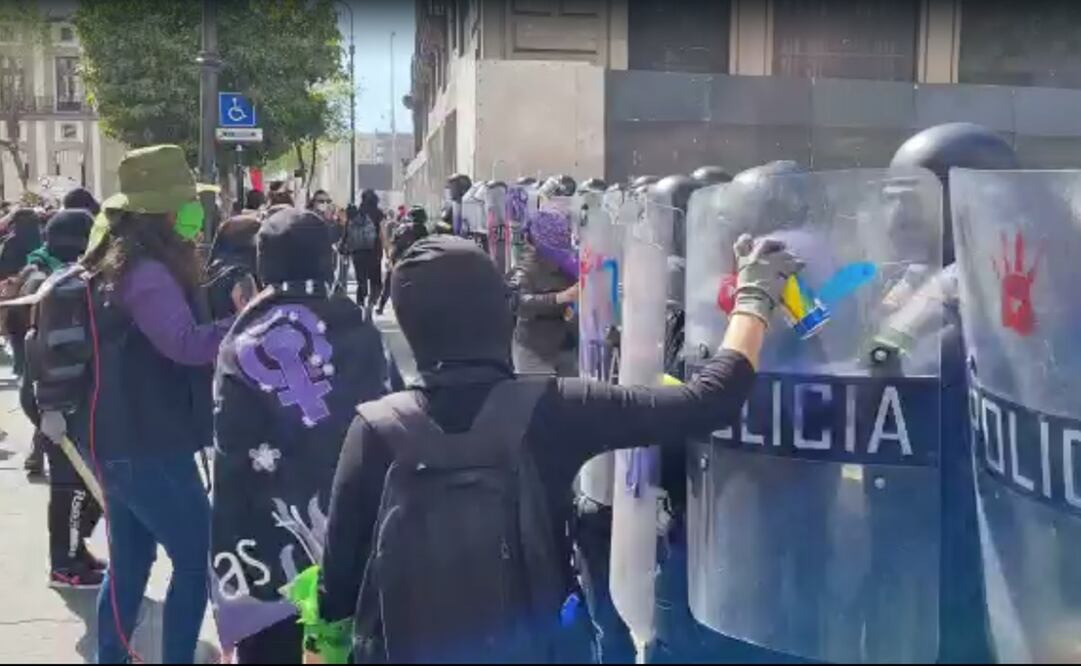 Un grupo de mujeres autodenominadas como radicales golpeó las mamparas que resguardan la plaza de Los Mártires y el palacio Legislativo durante su recorrido. Foto: Claudia González / EL UNIVERSAL