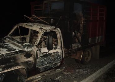 Comando armado incendia traíleres en Iguala