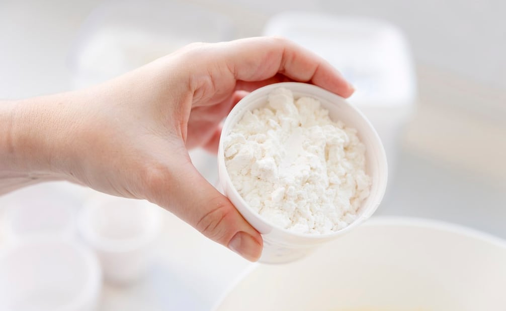 El bicarbonato de sodio se debe usar con moderación porque puede dañar la barrera de protección natural de la piel. Foto: Freepik