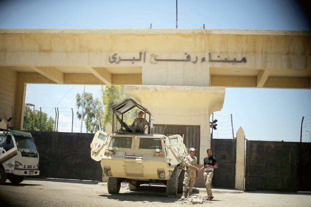 Soldados egipcios montan guardia en el cruce fronterizo entre Egipto y Gaza, en esta imagen del 19 de mayo (IBRAHEEM ABU BUSTAFA. REUTERS)