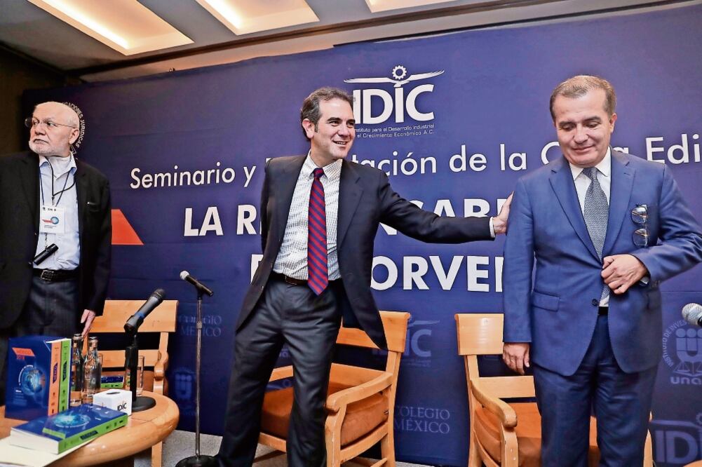 El titular del INE, Lorenzo Córdova, y el ex presidente del IFE Luis Carlos Ugalde, durante la reunión en El Colegio de México. Foto: IVÁN STEPHENS. EL UNIVERSAL