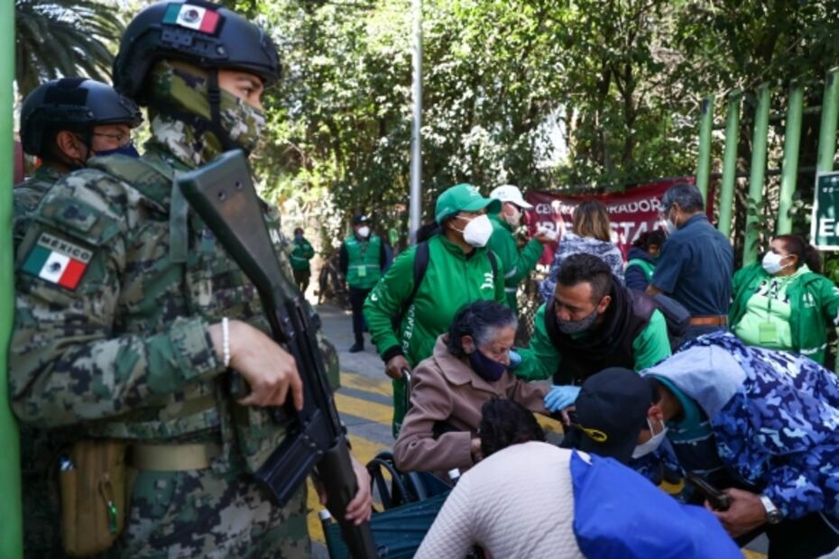 Historias de nota roja, vacunación y creatividad en medio de la crisis, entre las fotos de la semana