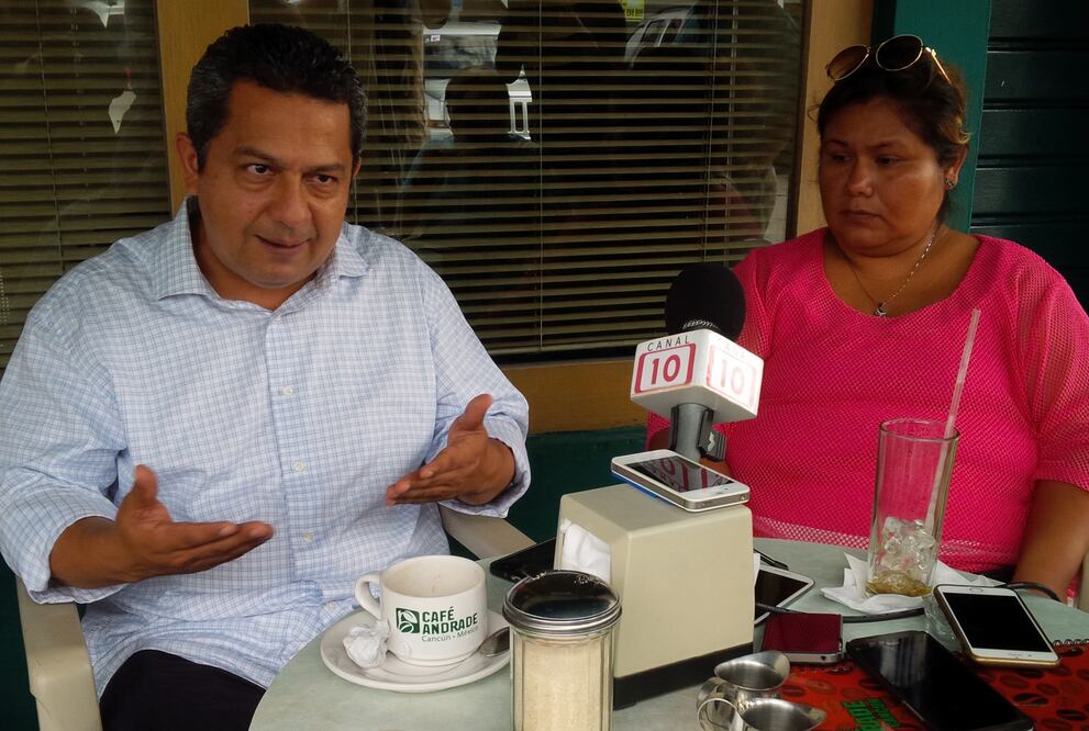 El equipo jurídico del comité estatal del PRD, Carlos Montalbán y Verónica Ecatl (Foto: Adriana Varillas / EL UNIVERSAL)