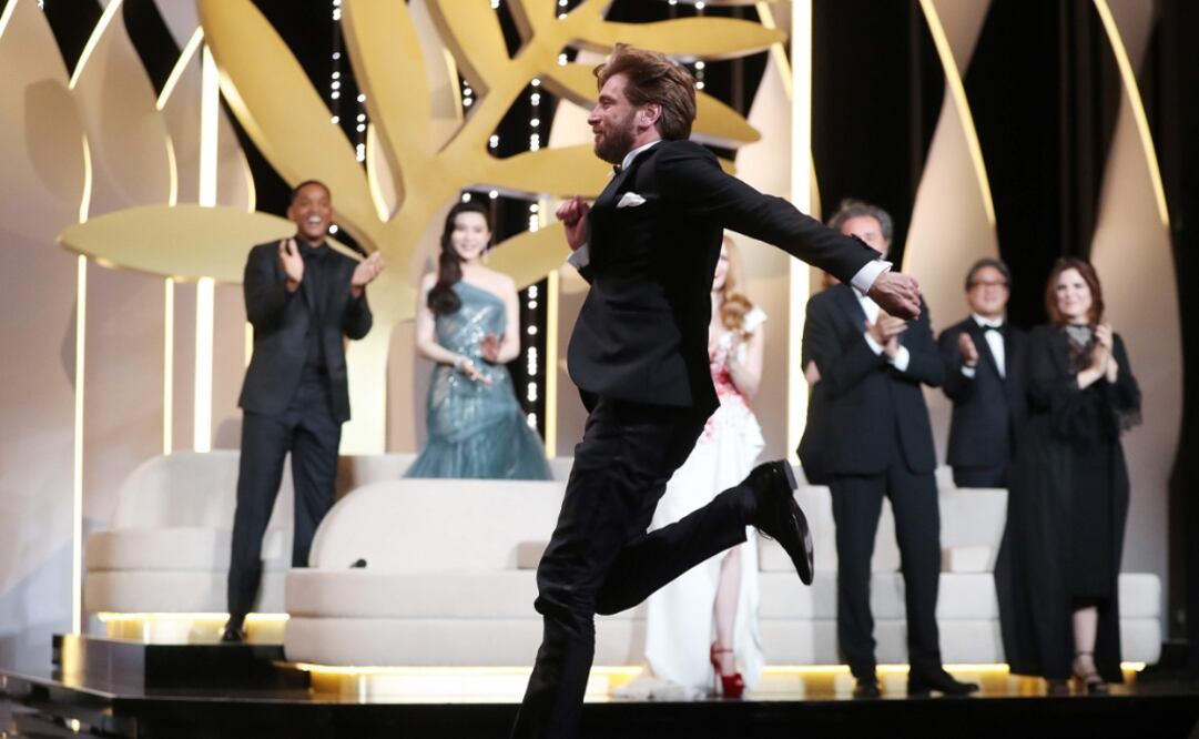 El cineasta Ruben Östlund no ocultó su emoción al ganar el premio principal Foto: AFP