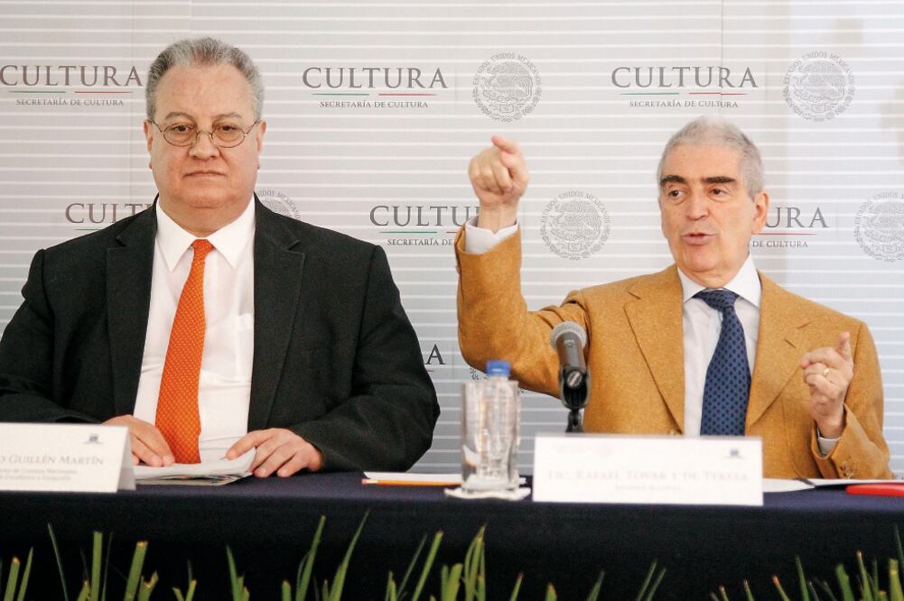 Francisco Guillén, director general de Cuentas del INEGI, y Rafael Tovar y de Teresa, secretario de Cultura (ARIEL OJEDA. EL UNIVERSAL)