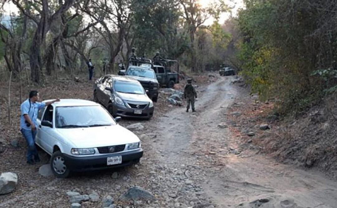 Vista general del sitio donde diez presuntos criminales y seis policías estatales fallecieron en enfrentamientos en el municipio de Zihuatanejo. (FOTO: EFE)