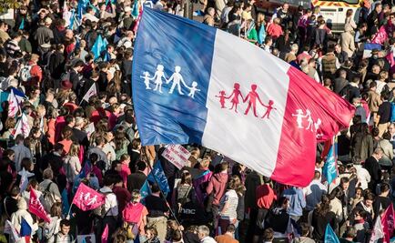 Miles de personas en París protestan contra matrimonio igualitario