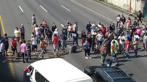 Damnificados en Ecatepec bloquean autopista México-Pachuca; exigen apoyo tras inundaciones