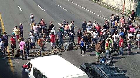 Damnificados en Ecatepec bloquean autopista México-Pachuca; exigen apoyo tras inundaciones
