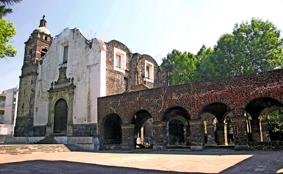 Detrás de los puestos ambulantes se alza la cúpula de una iglesia en la calle de San Pablo. Foto: Cortesía Archivo Fotográfico Hospital Juárez del Centro.