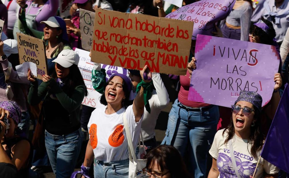 Carteles y consignas durante la marcha por el Día Internacional de la Mujer en la CDMX este domingo 8 de Marzo de 2026. Foto: Diego Simón Sánchez/ EL UNIVERSAL