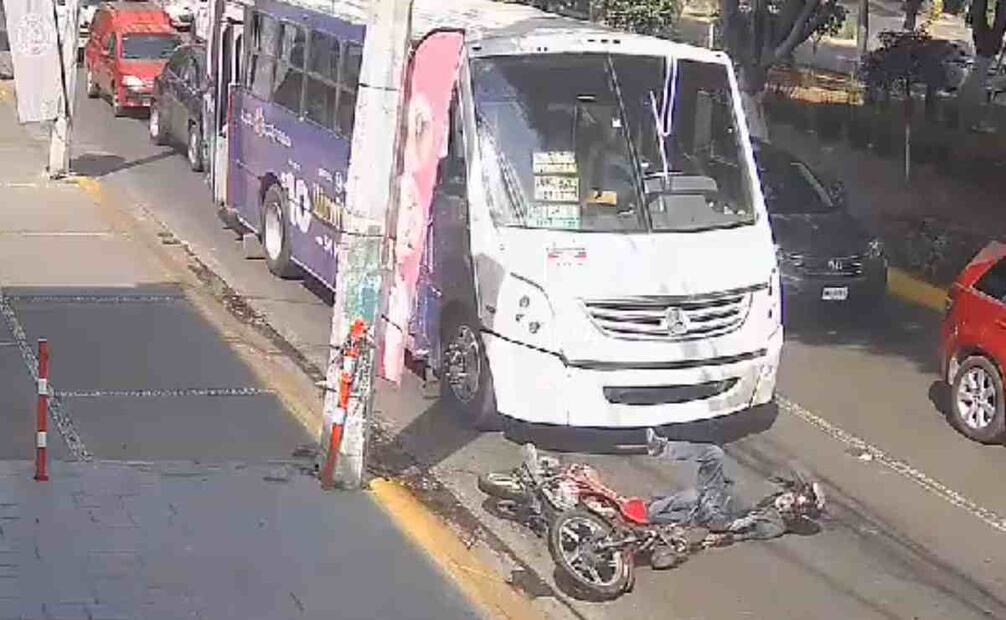 Conductor arrollado tras caer de su motocicleta. Foto: Captura de video