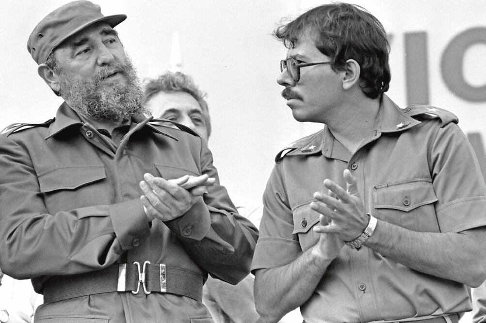 Fidel Castro, líder de la revolución socialista, con Daniel Ortega, actual mandatario de Nicaragua, en imagen del 11 de enero de 1985. (FOTO: ARTURO ROBLES. AP)