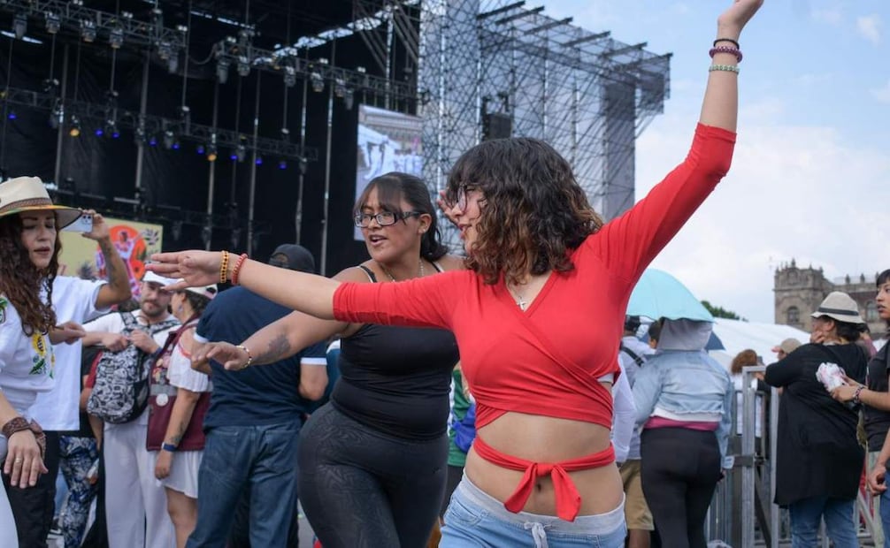 En el Día Internacional de la Danza el Zócalo tuvo sonideros con los que la gente disfrutó de una tarde de baile. Además, los ciudadanos presentaron una rutina que practicaron desde tiempo atrás. 
Foto: Santiago Cadena / El Universal