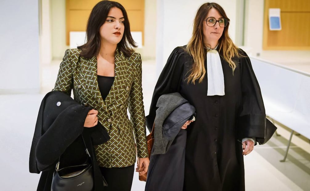 Yasmine Ouirhrane, a la izquierda, y su abogada Ilana Soskin llegan al tribunal para un fallo en un caso que acusa a la líder francesa de extrema derecha Marine Le Pen de incitar al odio racial, en París. Foto: Thomas Padilla / AP