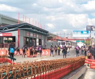 Feministas dañan estaciones del Mexibús