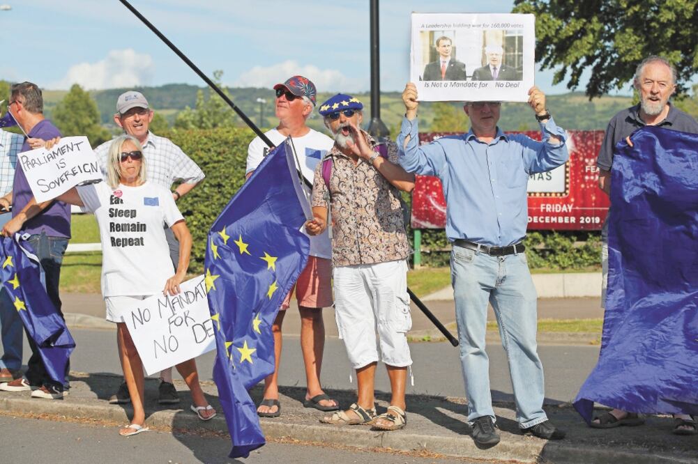 Manifestación. Activistas antiBrexit asistieron a un evento del Partido Conservador en Cheltenham, Inglaterra. Foto: CHRIS RADBURN. AFP