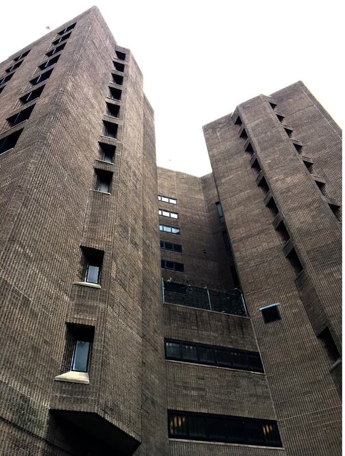 El Metropolitan Correctional Center, situado en Nueva York, nació de un nuevo estilo de encierro para un área urbana, un edificio más parecido a un hotel que a un centro de detención, aclamado por el Departamento de Justicia en 1970 como “un salto cuántico hacia delante de las cárceles tradicionales”. FOTO: ARCHIVO. EL UNIVERSAL