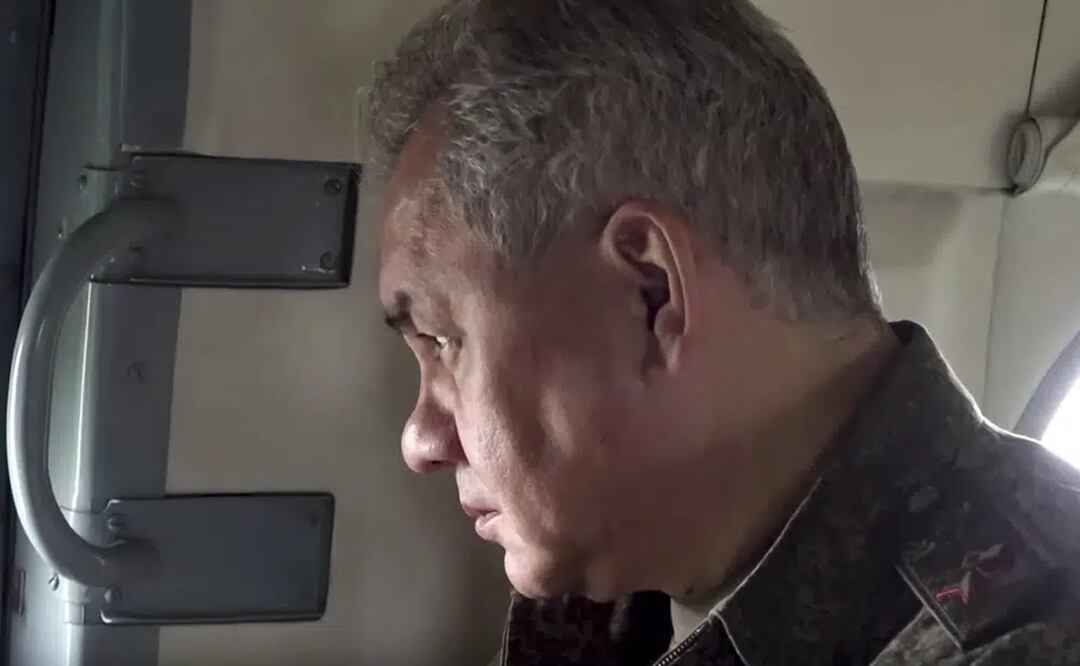 El ministro, Sergei Shoigu, se ve a bordo de un helicóptero militar para inspeccionar un puesto de mando de tropas rusas en un lugar no revelado de Ucrania. Foto: AP