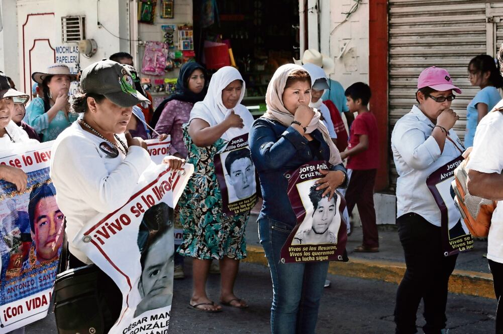 Los expertos aseguran que la conformación de una base de datos genéticos agilizará las investigaciones y permitirá dar seguimiento a casos recientes, como la desaparición de los normalistas de Ayotzinapa (foto) (ARCHIVO EL UNIVERSAL)