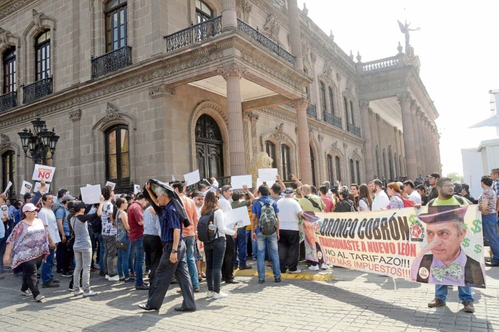 A un costado del Palacio de Gobierno, alrededor de 60 personas realizaron una protesta para rechazar cualquier alza al pasaje. Foto: EMILIO VÁSQUEZ. EL UNIVERSAL