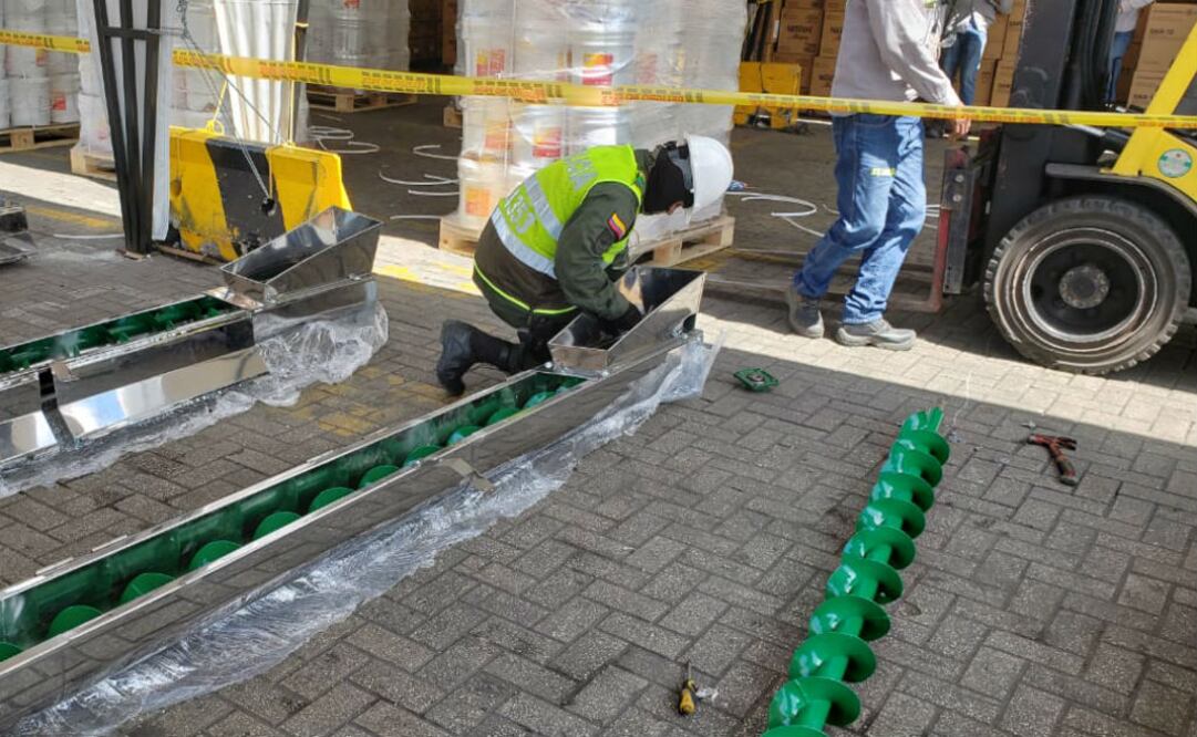 La mercancía ilícita fue escondida en una máquina despulpadora de café que los contrabandistas de drogas ingresaron mediante “una empresa legalmente constituida” a un buque. FOTOS: Policía Nacional de Colombia