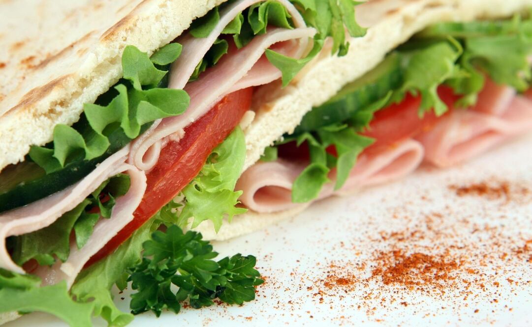 Por su fácil preparación y su apariencia ligera, cenar un sándwich parece saludable. Sin embargo, los expertos recomiendan otras opciones. Foto: Pixabay 