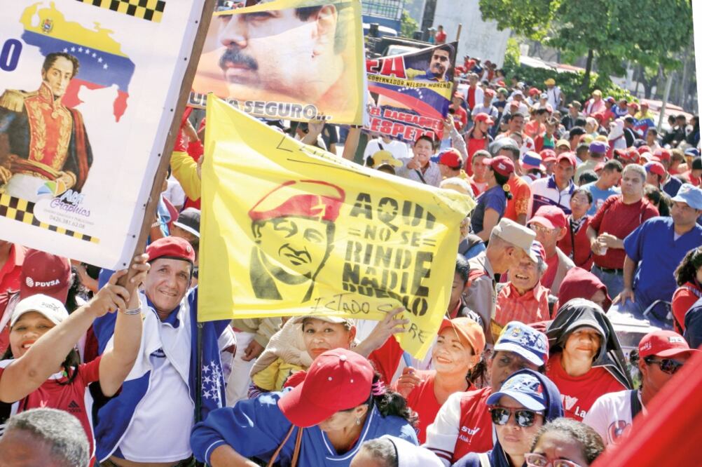 Simpatizantes del gobierno venezolano participaron ayer en Caracas en una marcha en apoyo al presidente Nicolás Maduro y en contra de lo que llamaron el “fraude ” de la opositora Mesa de la Unidad Democrática (FAUSTO TORREALBA. XINHUA)