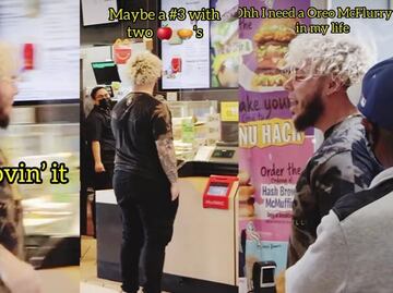 Hombre pide orden en McDonald’s con “serenata”, se vuelve viral