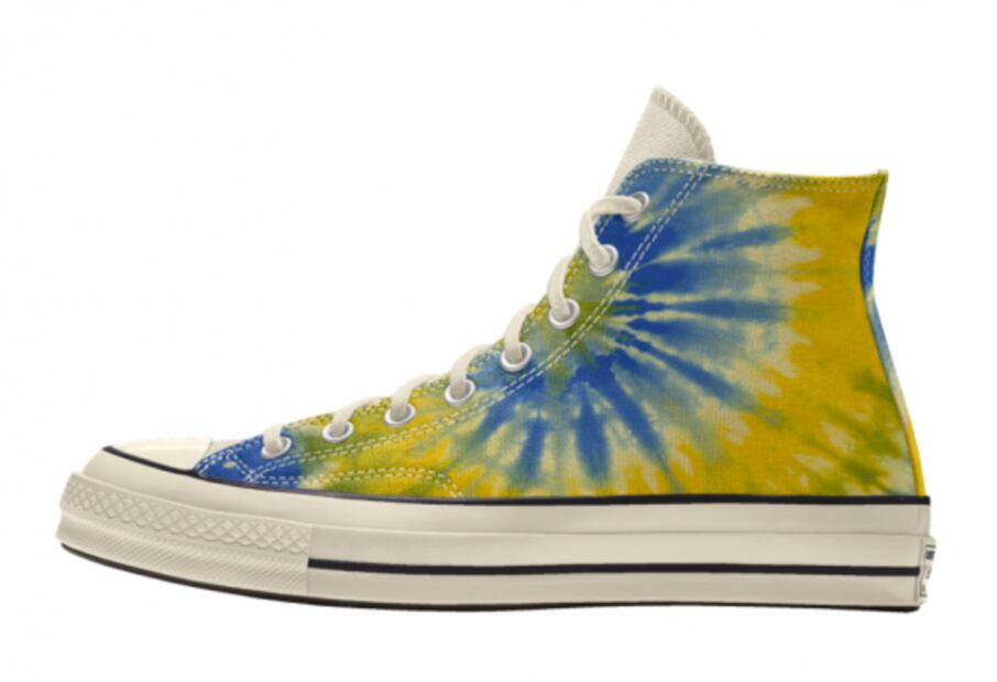 Estos son los tenis tie dye creados por Millie Bobby Brown