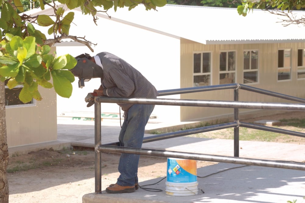 Para la reparación y reconstrucción total de la infraestructura educativa, el gobierno de Oaxaca calcula un costo de 3 mil millones de pesos. Trabajadores aún ayer realizaban tareas de rehabilitación . (EDWIN HERNÁNDEZ. EL UNIVERSAL)